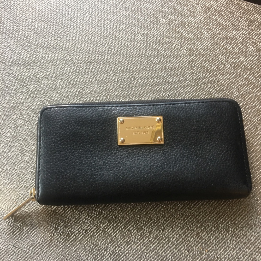 MICHAEL KORS WALLET /gold zipper